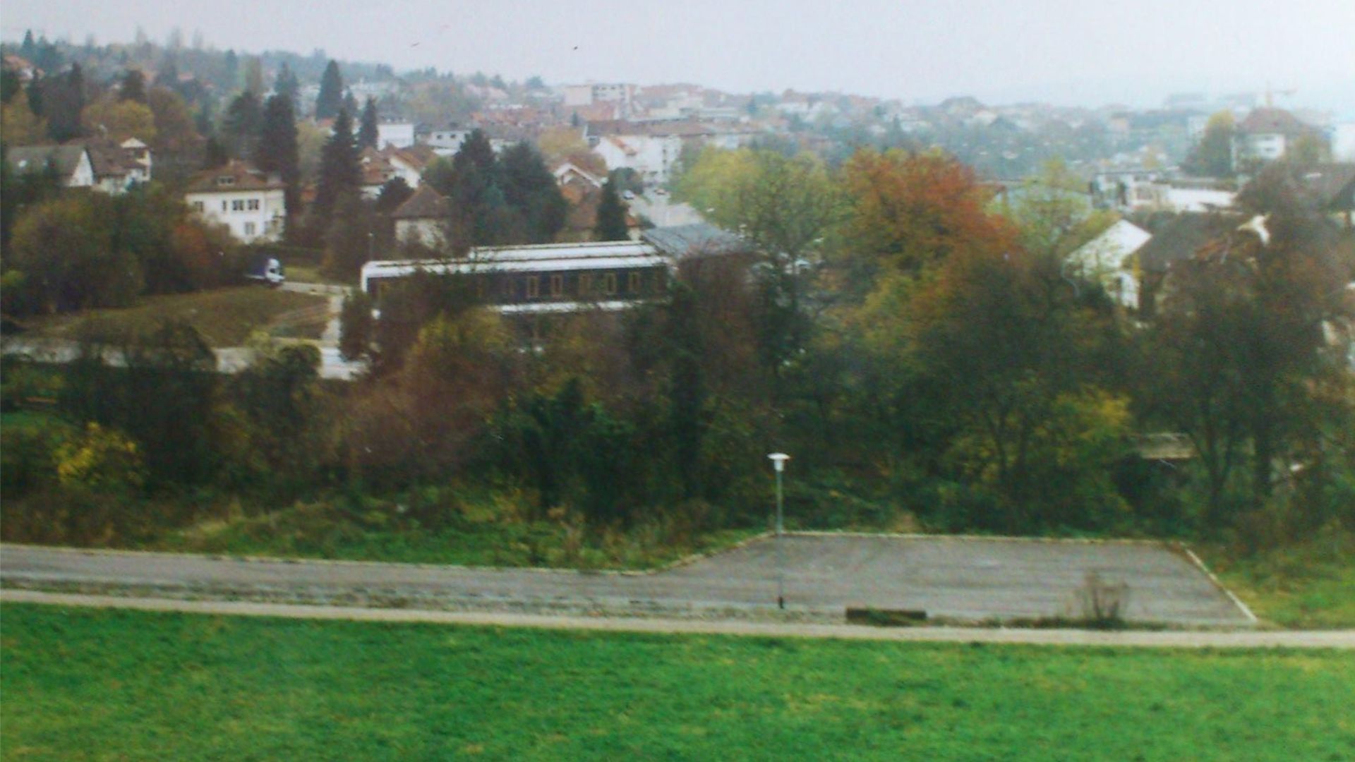Blick auf Maihälden Grundschule ohne Norma und ohne Turnhalle - moderne Schulgebäude in grüner Umgebung